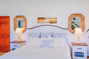 Desk, iron/ironing board, WiFi, bed sheets - Waterfront Escape with Heated Pool, Stunning Sunsets & Coastal Charm (Port Charlotte)