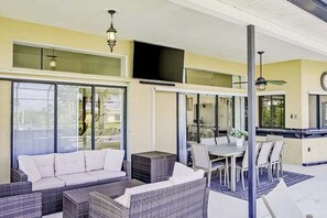 Outdoor dining - Waterfront Escape with Heated Pool, Stunning Sunsets & Coastal Charm (Port Charlotte)