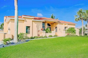 Exterior - Waterfront Escape with Heated Pool, Stunning Sunsets & Coastal Charm (Port Charlotte)