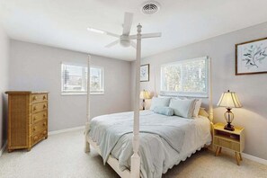 3 bedrooms, iron/ironing board, WiFi, bed sheets - Dog-friendly home w/access to Englewood Beach, WIFI, and outdoor patio (Englewood)
