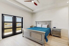 3 bedrooms, iron/ironing board, WiFi, bed sheets - Lakefront lanai living w/ fenced yard, fishing, 10 mins to Gasparilla, Dogs OK (Placida)