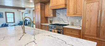 Camp Ridgewood- Spacious 6-bedroom house in lovely Bolton Landing with AC
