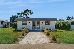 Exterior - Spacious master duplex w full kitchen, close to beach & shopping (Naples)