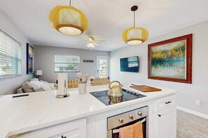 Fridge, microwave, oven, stovetop - Spacious master duplex w full kitchen, close to beach & shopping (Naples)