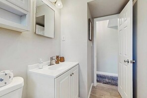 Shower, towels - Cozy coastal duplex with full kitchen, close to beach & shopping (Naples)