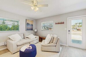 TV, offices - Cozy coastal duplex with full kitchen, close to beach & shopping (Naples)