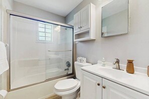 Shower, towels - Cozy coastal duplex with full kitchen, close to beach & shopping (Naples)