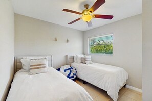 2 bedrooms, iron/ironing board, WiFi, bed sheets - Cozy coastal duplex with full kitchen, close to beach & shopping (Naples)