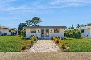 Exterior - Cozy coastal duplex with full kitchen, close to beach & shopping (Naples)