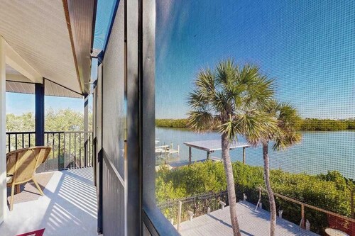 Relaxed island condo with private beach & bay access, pool