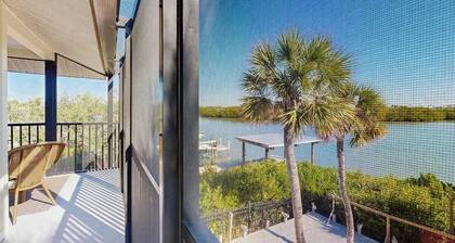 Relaxed island condo with private beach & bay access, pool