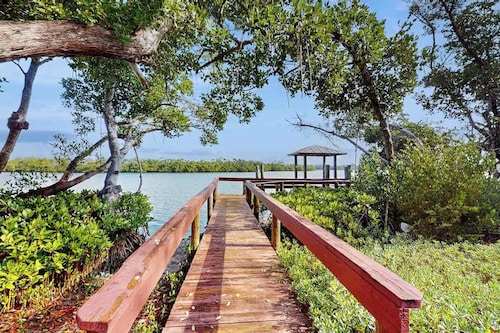 Relaxed island condo with private beach & bay access, pool