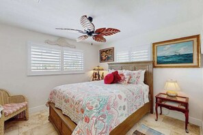 2 bedrooms, WiFi, bed sheets - Coastal Cottage walking distance to the beach, internet and washer and dryer (Sanibel)