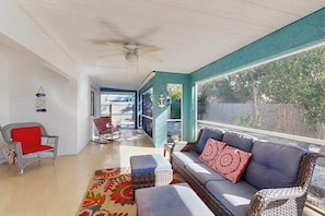 Terrace/patio - Coastal retreat steps to the beach with screened lanai and bikes (Englewood)