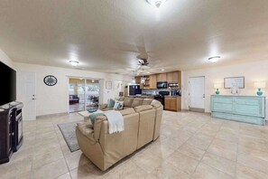TV, offices - Coastal retreat steps to the beach with screened lanai and bikes (Englewood)