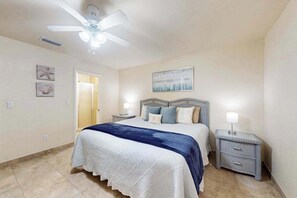 2 bedrooms, iron/ironing board, travel cot, WiFi - Coastal retreat steps to the beach with screened lanai and bikes (Englewood)