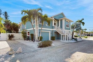 Exterior - Coastal retreat steps to the beach with screened lanai and bikes (Englewood)