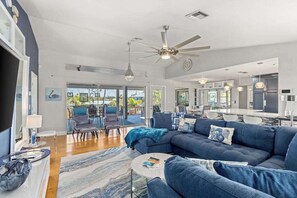 TV, offices - Luxurious waterfront home, pool, boat dock, fillet station, private guest suite (Saint James City)