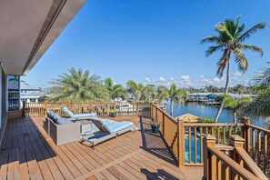 Terrace/patio - Luxurious waterfront home, pool, boat dock, fillet station, private guest suite (Saint James City)