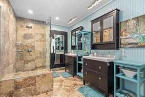 Shower, hair dryer, towels - Luxurious waterfront home, pool, boat dock, fillet station, private guest suite (Saint James City)