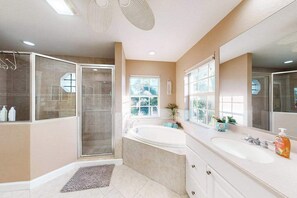Shower, hair dryer, towels, shampoo - Charming beachside duplex steps to the Gulf with bikes and coastal views (Englewood)