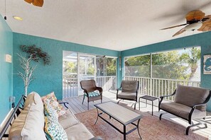 Terrace/patio - Charming beachside duplex steps to the Gulf with bikes and coastal views (Englewood)