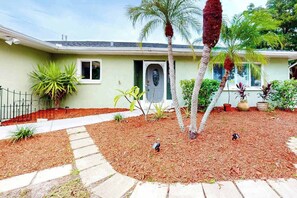 Property grounds - Spacious property with separate living quarters, pool, & lanai - dog-friendly (Venice)