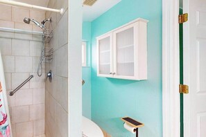 Shower, hair dryer, towels - Spacious property with separate living quarters, pool, & lanai - dog-friendly (Venice)