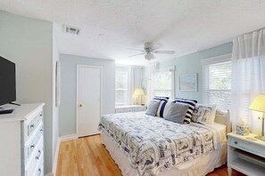 2 bedrooms, iron/ironing board, WiFi, bed sheets - Dog-friendly duplex with outdoor living area - walk to beach/downtown (Venice)
