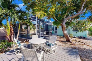 Outdoor dining - Dog-friendly duplex with outdoor living area - walk to beach/downtown (Venice)