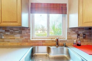 Fridge, microwave, oven, stovetop - Dog-friendly sunny stay with private pool, patio, full kitchen, sunroom & W/D (Venice)