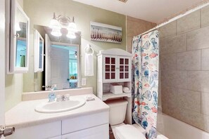 Een douche, een haardroger, handdoeken