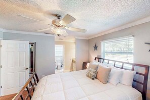 2 bedrooms, iron/ironing board, WiFi, bed sheets - Home with private pool, enclosed yard, patio, sunroom, AC, & W/D (Venice)