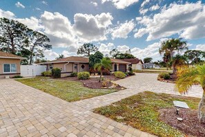 Property grounds - Home with private pool, enclosed yard, patio, sunroom, AC, & W/D (Venice)