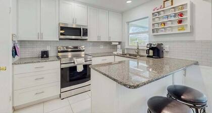 Coastal home with private, saltwater pool, gas grill, and internet