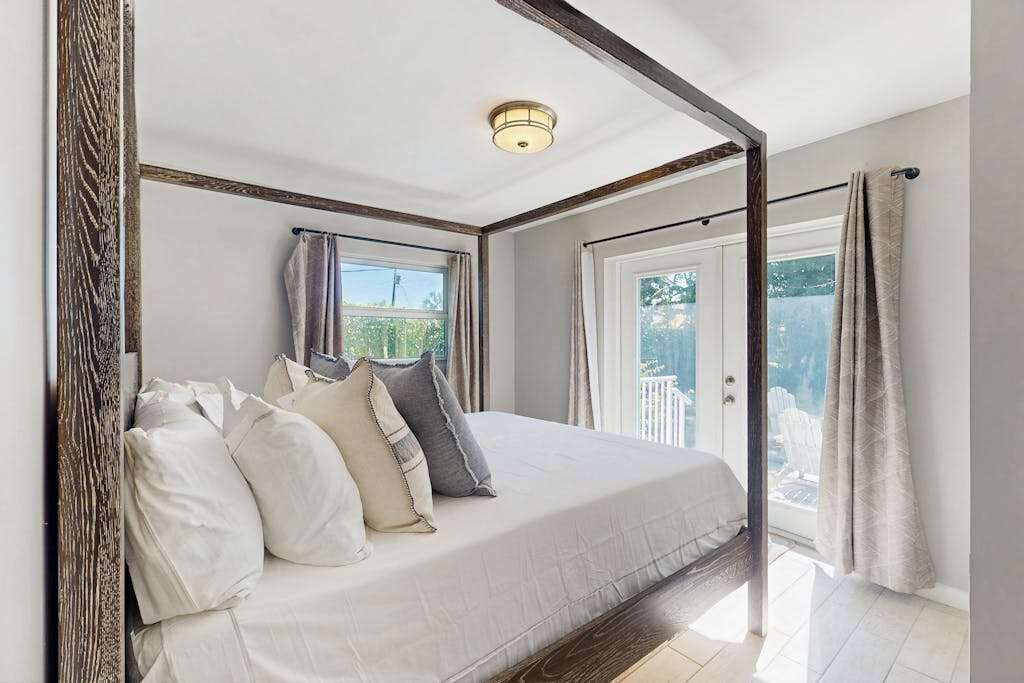 2 bedrooms, iron/ironing board, internet, bed sheets