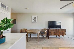 Interior - Coastal duplex with full kitchen, close to beach & shopping (Naples)