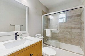 Shower, towels - Coastal duplex with full kitchen, close to beach & shopping (Naples)