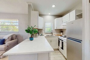 Fridge, oven, stovetop, coffee/tea maker - Coastal duplex with full kitchen, close to beach & shopping (Naples)
