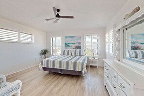 4 bedrooms, iron/ironing board, WiFi, bed sheets - Spacious Duplex with two kitchens, W/D, and WiFi throughout (Englewood)