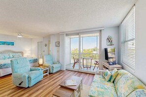 TV, offices - Quaint condo w/private balcony, wifi, community pool & beach access (Bonita Springs)