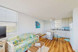 TV, offices - Quaint condo w/private balcony, wifi, community pool & beach access (Bonita Springs)