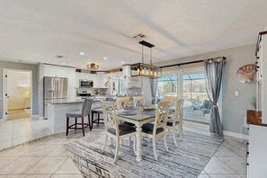 Dining - Immaculate home w/ in ground pool, wifi, sundeck and Gulf access (Cape Coral)