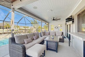Outdoor dining - Immaculate home w/ in ground pool, wifi, sundeck and Gulf access (Cape Coral)