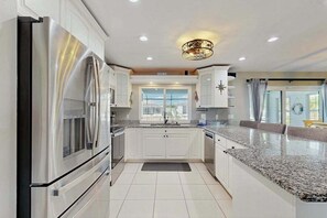 Fridge, microwave, oven, stovetop - Immaculate home w/ in ground pool, wifi, sundeck and Gulf access (Cape Coral)