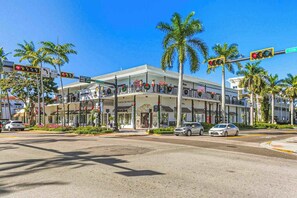 Exterior - Beautiful home w/ heated in ground pool, wifi, dog-friendly, and sundeck (Naples)
