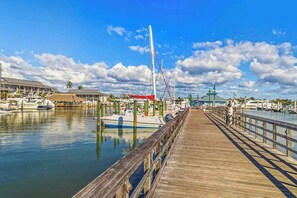 Marina - Beautiful home w/ heated in ground pool, wifi, dog-friendly, and sundeck (Naples)