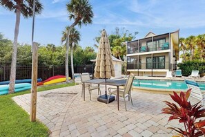 Outdoor dining - Charming condo with access to shared outdoor pool, wifi, and private balcony (Englewood)