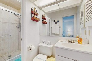 Shower, hair dryer, towels - Charming condo with access to shared outdoor pool, wifi, and private balcony (Englewood)