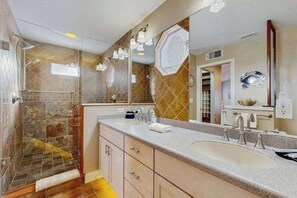 Shower, hair dryer, towels - Canal front home with in ground pool, wifi, private dock & water access (Saint James City)
